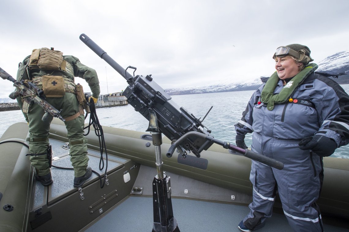 Harstad 20170519.
Statsminister Erna Solberg ved siden av et 40 mm granatmaskingevær ombord på en militær rib på Ofotfjorden under et besøk til Marinejegerkommandoen ved Ramsund Orlogsstasjon.
Foto: Heiko Junge / NTB Harstad 20170519.
Statsminister Erna Solberg ved siden av et 40 mm granatmaskingevær ombord på en militær rib på Ofotfjorden under et besøk til Marinejegerkommandoen ved Ramsund Orlogsstasjon.
Foto: Heiko Junge / NTB