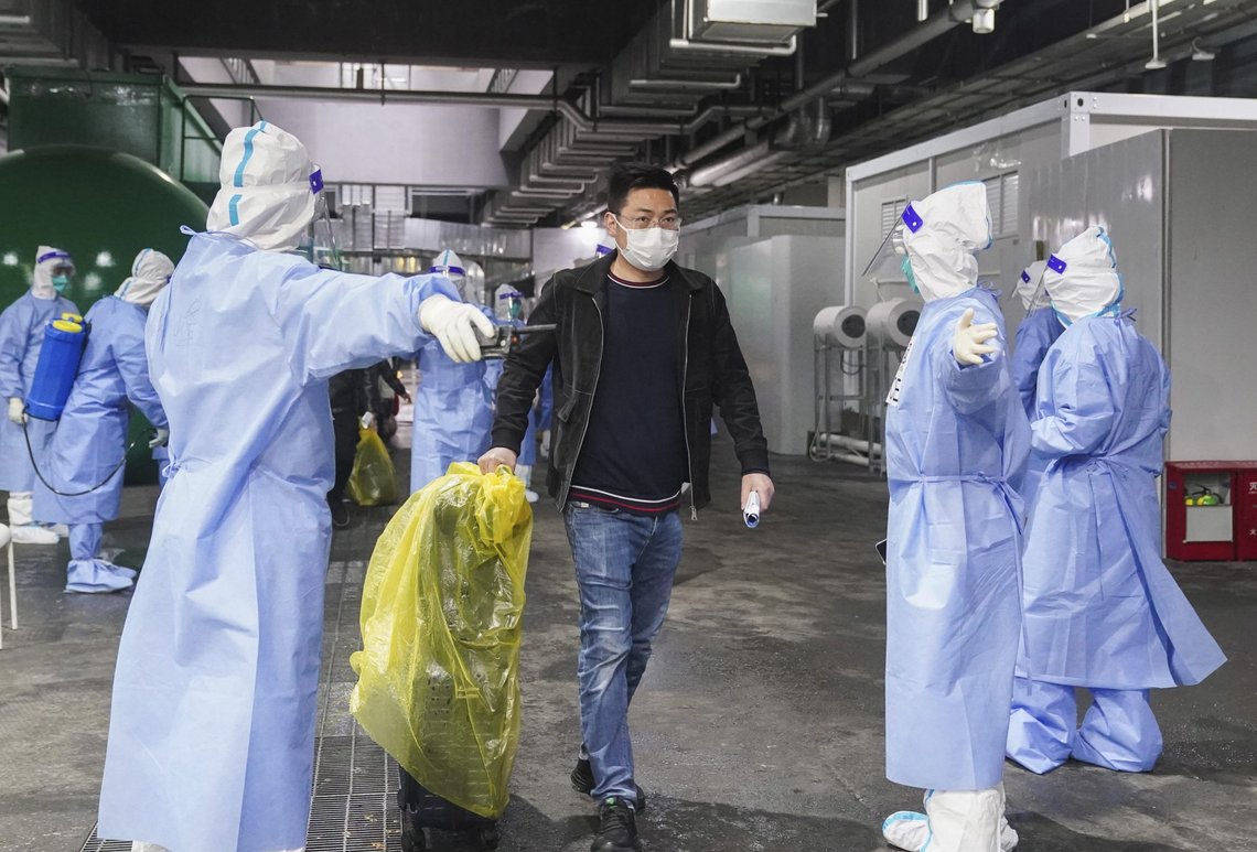 Helsearbeidere viser vei for pasienter som forlater et midlertidig covid-19-sykehus som er etablert i et kongressenter i Shanghai. Flere beboere i storbyen har klaget høylytt på den strenge nedstengingen av byen. Foto: Ding Ting / Xinhua / AP / NTB Helsearbeidere viser vei for pasienter som forlater et midlertidig covid-19-sykehus som er etablert i et kongressenter i Shanghai. Flere beboere i storbyen har klaget høylytt på den strenge nedstengingen av byen. Foto: Ding Ting / Xinhua / AP / NTB