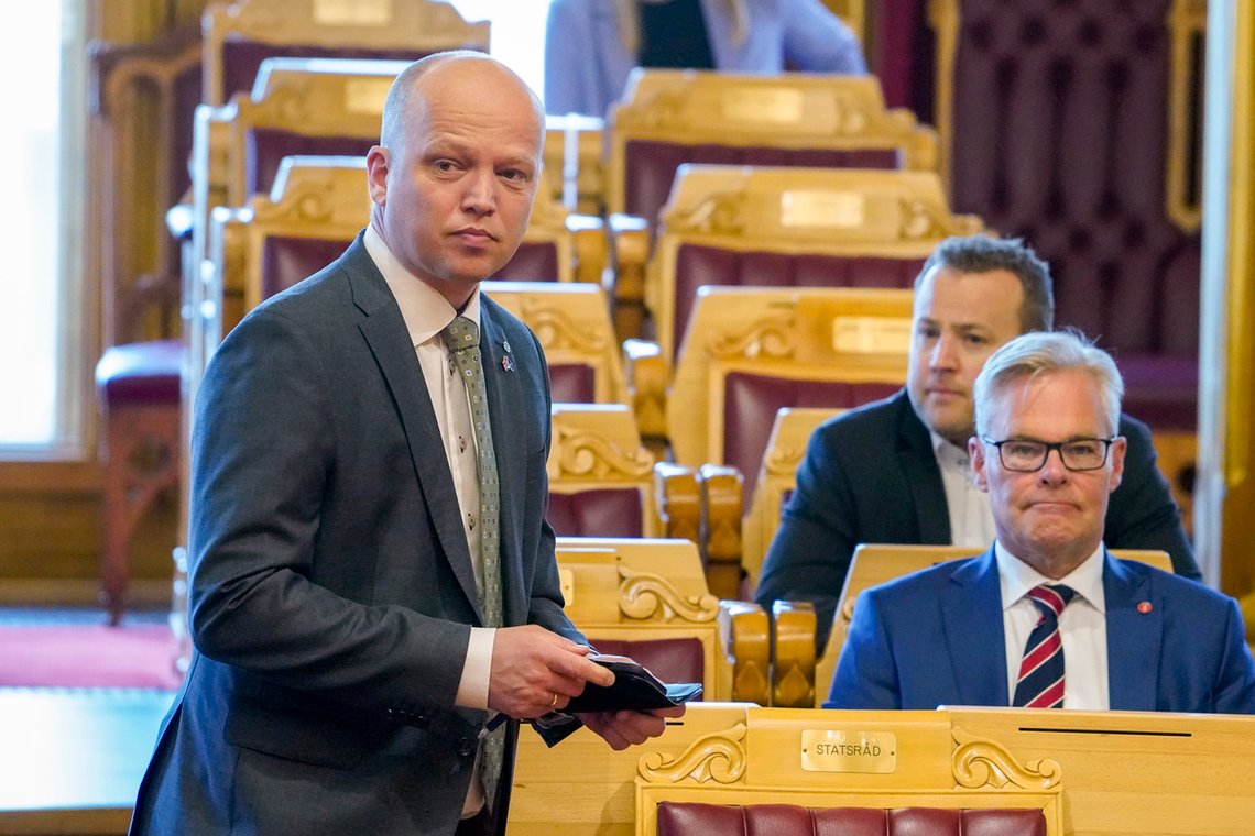 Finansminister Trygve Slagsvold Vedum (Sp) deltok onsdag i den muntlige spørretimen i Stortinget. Der la han fram beregninger fra Finansdepartementet som tyder på at en vanlig familie vil få mer penger å rutte med i år. Foto: Ole Berg-Rusten / NTB Finansminister Trygve Slagsvold Vedum (Sp) deltok onsdag i den muntlige spørretimen i Stortinget. Der la han fram beregninger fra Finansdepartementet som tyder på at en vanlig familie vil få mer penger å rutte med i år. Foto: Ole Berg-Rusten / NTB