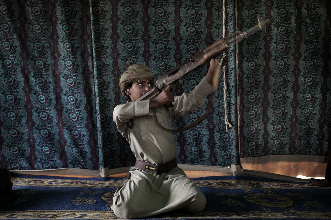 Kahlan (12), tidligere barnesoldat for houthi-opprørerne, demonstrerer hvordan man bruker våpen. Foto: Nariman El-Mofty / AP / NTB Kahlan (12), tidligere barnesoldat for houthi-opprørerne, demonstrerer hvordan man bruker våpen. Foto: Nariman El-Mofty / AP / NTB