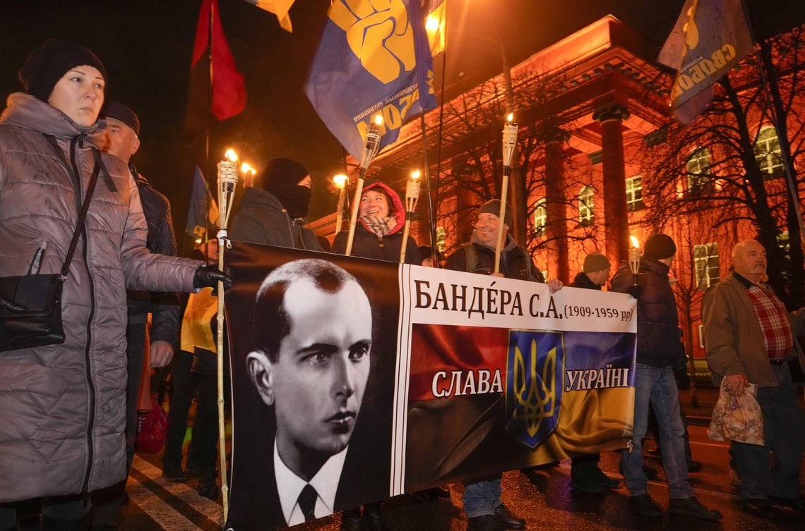 Nasjonalister bærer Stepan Banderas portrett under en demonstrasjon i Kiev, nyttårsdag 2022.
Foto: Efrem Lukatsky / AP Photo / NTB Nasjonalister bærer Stepan Banderas portrett under en demonstrasjon i Kiev, nyttårsdag 2022.
Foto: Efrem Lukatsky / AP Photo / NTB
