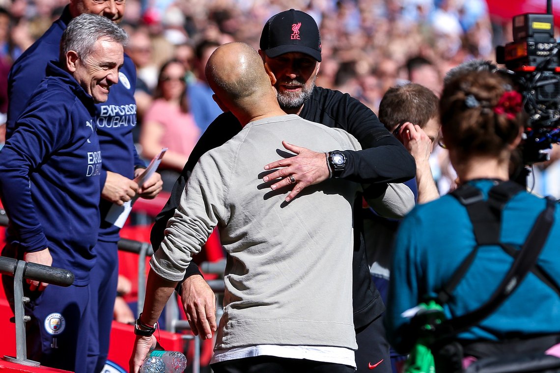 Jürgen Klopp blir i Liverpool til 2026. Her omfavner han sin rival Pep Guardiola, etter at Liverpool sendte sin største konkurrent på hodet ut i semifinalen i FA-cupen. Ryan Crockett/ JMP /Shutterstock Jürgen Klopp blir i Liverpool til 2026. Her omfavner han sin rival Pep Guardiola, etter at Liverpool sendte sin største konkurrent på hodet ut i semifinalen i FA-cupen. Ryan Crockett/ JMP /Shutterstock