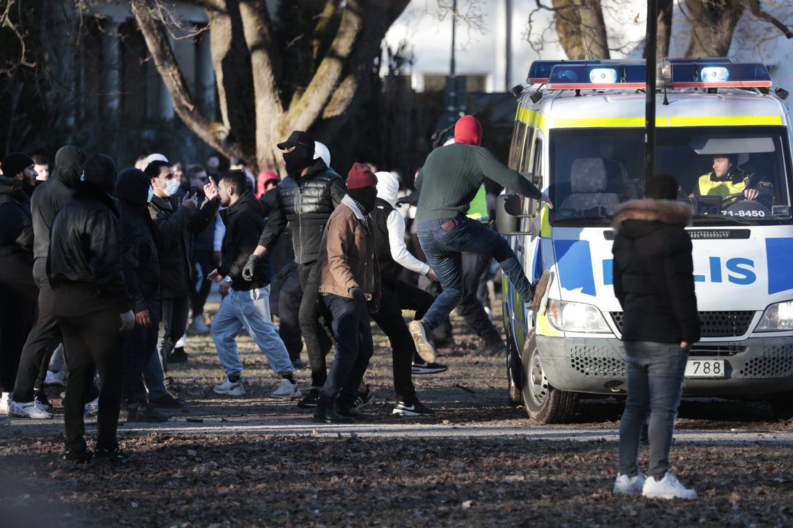 En politibil blir angrepet i Sveaparken i Örebro.
Foto: Kicki Nilsson / TT / NTB En politibil blir angrepet i Sveaparken i Örebro.
Foto: Kicki Nilsson / TT / NTB