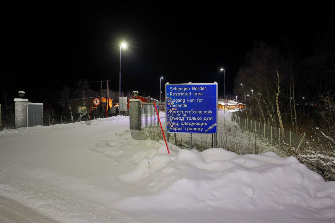 Den norsk-russiske grensen ved Storskog en vinterdag i desember, sett fra norsk side. Nå skal Sør-Varanger huse minst 140 ukrainske flyktninger, i tillegg til den fastboende russiske befolkningen, og russere som har funnet Kirkenes som sitt smutthull inn og utav Europa. Foto: Ørn E. Borgen / NTB Den norsk-russiske grensen ved Storskog en vinterdag i desember, sett fra norsk side. Nå skal Sør-Varanger huse minst 140 ukrainske flyktninger, i tillegg til den fastboende russiske befolkningen, og russere som har funnet Kirkenes som sitt smutthull inn og utav Europa. Foto: Ørn E. Borgen / NTB