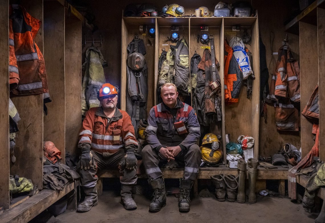 Longyearbyen, Svalbard 20220422.
Kronprins Haakon og kronprinsesse Mette-Marit besøker Longyearbyen skole under kronprinsparets fylkestur til Svalbard. Fredag besøkte kronprinsen Gruve 7. Tommy Albrigtsen og Simen Lindsnes jobber der.
Foto: Ole Berg-Rusten / NTB Longyearbyen, Svalbard 20220422.
Kronprins Haakon og kronprinsesse Mette-Marit besøker Longyearbyen skole under kronprinsparets fylkestur til Svalbard. Fredag besøkte kronprinsen Gruve 7. Tommy Albrigtsen og Simen Lindsnes jobber der.
Foto: Ole Berg-Rusten / NTB