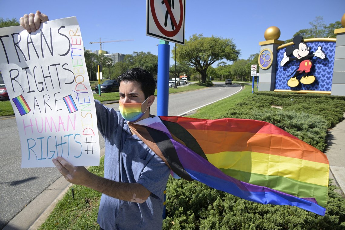 Det blir aldri nok for aktivistene. Heller ingen vil om hvor AP står. Disney cast member Nicholas Maldonado protests his company's stance on LGBTQ issues, while participating in an employee walkout at Walt Disney World, Tuesday, March 22, 2022, in Lake Buena Vista, Fla. (AP Photo/Phelan M. Ebenhack/NTB Det blir aldri nok for aktivistene. Heller ingen vil om hvor AP står. Disney cast member Nicholas Maldonado protests his company's stance on LGBTQ issues, while participating in an employee walkout at Walt Disney World, Tuesday, March 22, 2022, in Lake Buena Vista, Fla. (AP Photo/Phelan M. Ebenhack/NTB