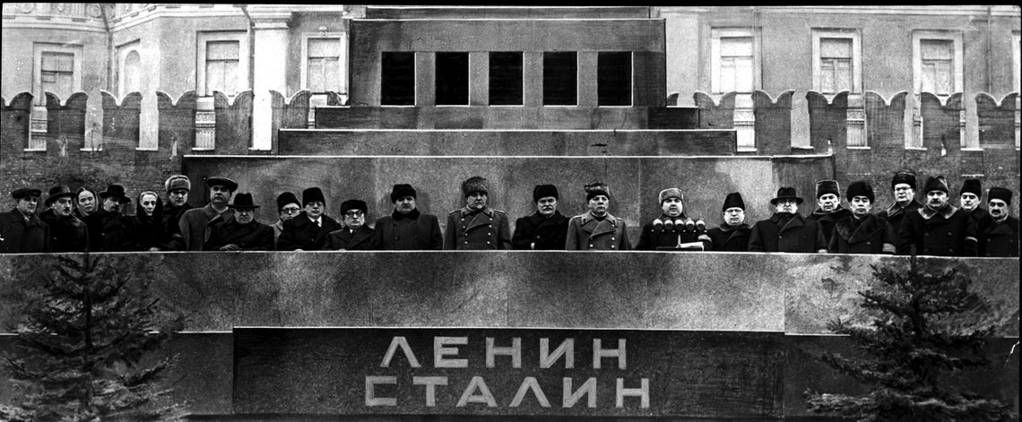 Arkiv: LENIN STALIN, står det på Mausoleet. Året er 1953. Stalin er død. På mausoleet står fra venstre: Gheorhiu-Dej, Boleslaw Bierut, Pak Den Ai, Walter Ulbricht, Dolores Ibarruri, Otto Grotewohl, Vylko Chervenkov, Mathias Rakosi, Pietro Nenni, Palmiro Togliatti, Jaques Duclos, Klement Gottwald, N.A. Bulganin, V.M. Molotov, K.J. Vorosjilov, G.M. Malenkov, N.S. Khrustsjov, L.P. Berija, N.Z. Saburov, Chou En-Lai, M.G. Pervukhin, L.M. Kaganovitsj, N.M. Sjvernik, A.I. Mikojan.
LENIN/STALIN-mausoleet skiftet navn til LENIN-mausoleet i 1961. Da ble Stalins legeme kremert og gravlagt ved Kreml-muren.
Foto: NOVOSTI Arkiv: LENIN STALIN, står det på Mausoleet. Året er 1953. Stalin er død. På mausoleet står fra venstre: Gheorhiu-Dej, Boleslaw Bierut, Pak Den Ai, Walter Ulbricht, Dolores Ibarruri, Otto Grotewohl, Vylko Chervenkov, Mathias Rakosi, Pietro Nenni, Palmiro Togliatti, Jaques Duclos, Klement Gottwald, N.A. Bulganin, V.M. Molotov, K.J. Vorosjilov, G.M. Malenkov, N.S. Khrustsjov, L.P. Berija, N.Z. Saburov, Chou En-Lai, M.G. Pervukhin, L.M. Kaganovitsj, N.M. Sjvernik, A.I. Mikojan.
LENIN/STALIN-mausoleet skiftet navn til LENIN-mausoleet i 1961. Da ble Stalins legeme kremert og gravlagt ved Kreml-muren.
Foto: NOVOSTI