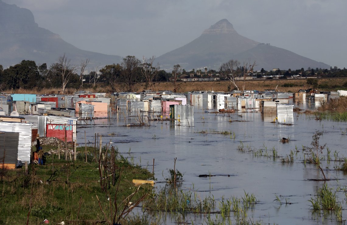 Hytter nedsenket i flomvann i den uformelle bosetningen Danoon nær Cape Town. Foto: Nardus Engelbrecht / AP / NTB Hytter nedsenket i flomvann i den uformelle bosetningen Danoon nær Cape Town. Foto: Nardus Engelbrecht / AP / NTB