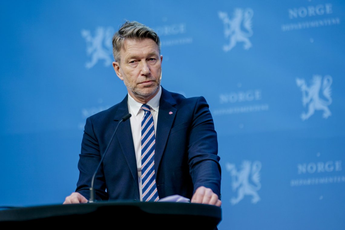 Olje- og energiminister Terje Aasland (Ap) mener at staten ikke har gjort noe ulovlig ved å godkjenne flere oljeutbygginger. Stortingets kontrollorgan for menneskerettigheter (NIM) er uenig og torsdag blir det høring på Stortinget om saken. Arkivfoto: Stian Lysberg Solum, NTB. Olje- og energiminister Terje Aasland (Ap) mener at staten ikke har gjort noe ulovlig ved å godkjenne flere oljeutbygginger. Stortingets kontrollorgan for menneskerettigheter (NIM) er uenig og torsdag blir det høring på Stortinget om saken. Arkivfoto: Stian Lysberg Solum, NTB.
