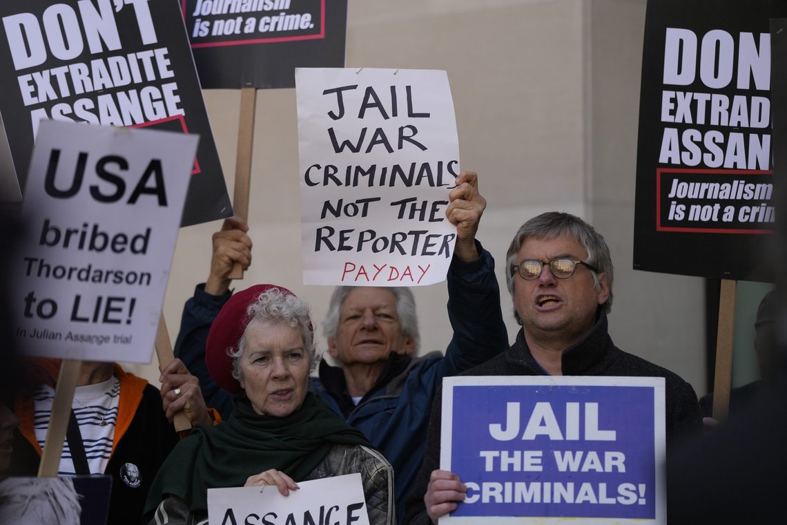 Støttespillere til WikiLeaks-grunnlegger Julian Assange utenfor rettslokalet i London 20. april. Domstolen besluttet å overlate utleveringssaken til innenriksminister Priti Patel. Foto: Alastair Grant, AP / NTB. Støttespillere til WikiLeaks-grunnlegger Julian Assange utenfor rettslokalet i London 20. april. Domstolen besluttet å overlate utleveringssaken til innenriksminister Priti Patel. Foto: Alastair Grant, AP / NTB.