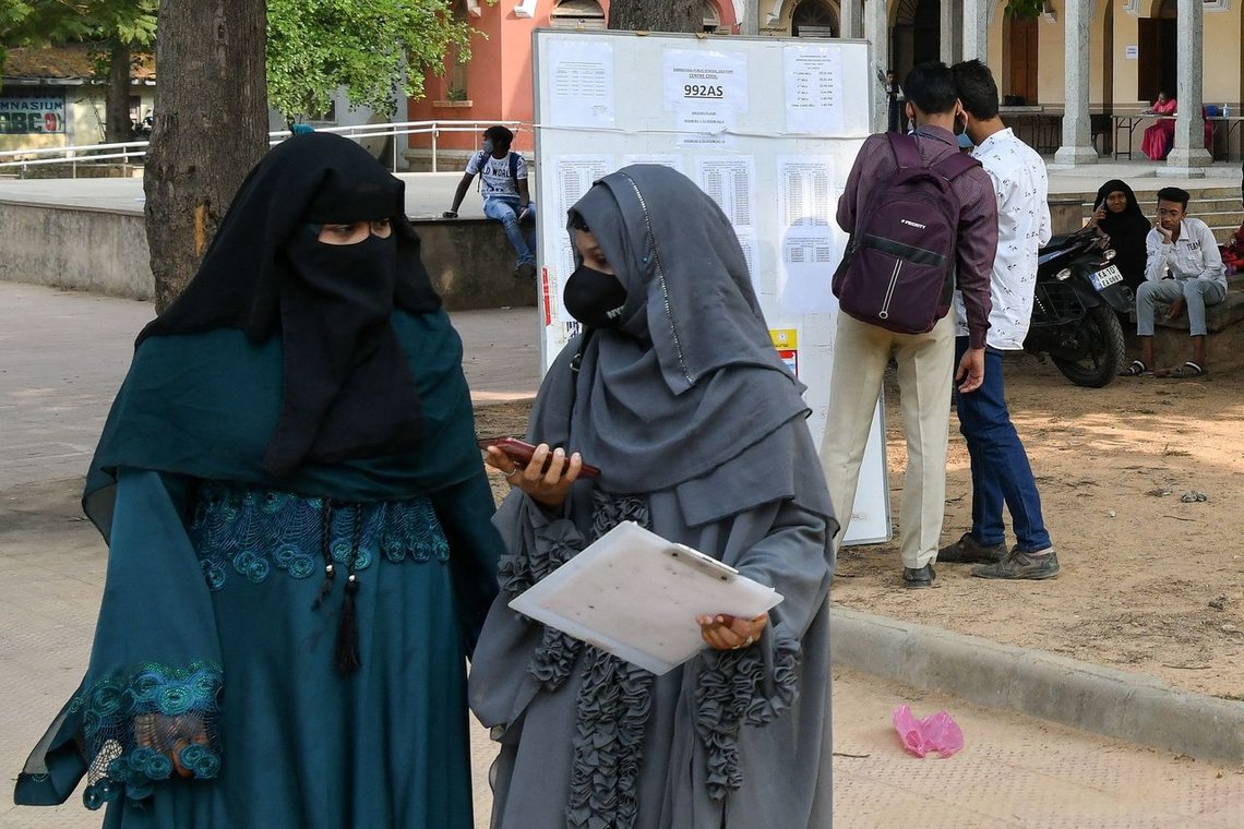 Bilder av avgangselever fra 10. klasse i Bangalore. Bildet har ingen direkte tilknytning til teksten i denne artikkelen. Foto: Manjunath Kiran/ AFP/ NTB Bilder av avgangselever fra 10. klasse i Bangalore. Bildet har ingen direkte tilknytning til teksten i denne artikkelen. Foto: Manjunath Kiran/ AFP/ NTB