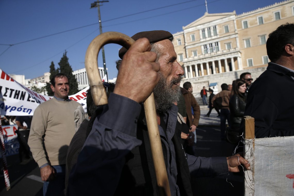Arkivbilde av greske bønder som demonstrerer foran parlamentet i Athen. Foto: Petros Giannakouris, AP-NTB. Arkivbilde av greske bønder som demonstrerer foran parlamentet i Athen. Foto: Petros Giannakouris, AP-NTB.