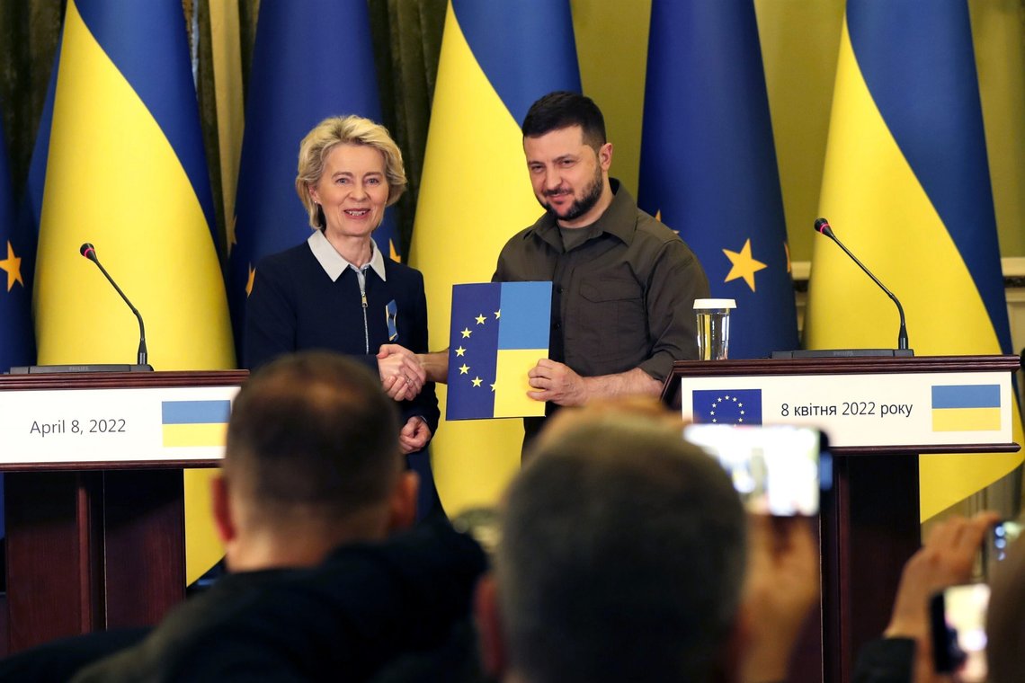 Ukrainas president mottar skjemaet han må fylle ut for å starte søknadsprosessen om å bli en del av EU. Foto: Adam Schreck, AP / NTB. Ukrainas president mottar skjemaet han må fylle ut for å starte søknadsprosessen om å bli en del av EU. Foto: Adam Schreck, AP / NTB.
