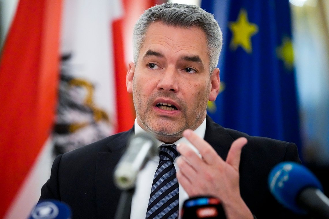 Forbundskansler Karl Nehammer og hans blågrønne regjering innfører en ny lov som gir høye bøter til den som sprer stoff fra russiske medier. Foto: AP/ Alexander Zemlianichenko/ NTB Forbundskansler Karl Nehammer og hans blågrønne regjering innfører en ny lov som gir høye bøter til den som sprer stoff fra russiske medier. Foto: AP/ Alexander Zemlianichenko/ NTB