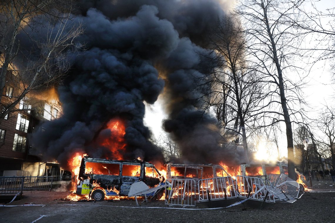 Sinte muslimer satt fyr på tre politibiler i Sveaparken i Örebro, etter Rasmus Paludan annonserte at han skulle brenne koraner. Politiet frykter mobbens raseri og nekter derfor Paludan å demonstrere i den svenske offentligheten. Foto: Kicki Nilsson/TT / NTB Sinte muslimer satt fyr på tre politibiler i Sveaparken i Örebro, etter Rasmus Paludan annonserte at han skulle brenne koraner. Politiet frykter mobbens raseri og nekter derfor Paludan å demonstrere i den svenske offentligheten. Foto: Kicki Nilsson/TT / NTB