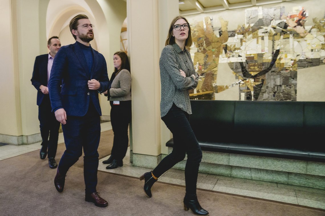 Venstre (her ved nestleder Sveinung Rotevatn) og Rødt (ved førstenestleder Marie Sneve Martinussen) er blant partiene som ønsker seg økt sosialhjelp – enten fast eller midlertidig. Foto: Stian Lysberg Solum, NTB. Venstre (her ved nestleder Sveinung Rotevatn) og Rødt (ved førstenestleder Marie Sneve Martinussen) er blant partiene som ønsker seg økt sosialhjelp – enten fast eller midlertidig. Foto: Stian Lysberg Solum, NTB.