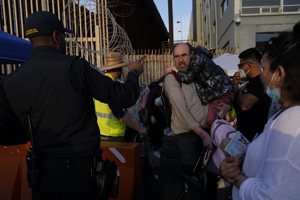 Ukrainske flyktninger snakker med en amerikansk toll- og grensepatruljetjenestemann mens de forbereder seg på å krysse grensen i Tijuana, Mexico. Foto: Gregory Bull / AP / NTB Ukrainske flyktninger snakker med en amerikansk toll- og grensepatruljetjenestemann mens de forbereder seg på å krysse grensen i Tijuana, Mexico. Foto: Gregory Bull / AP / NTB