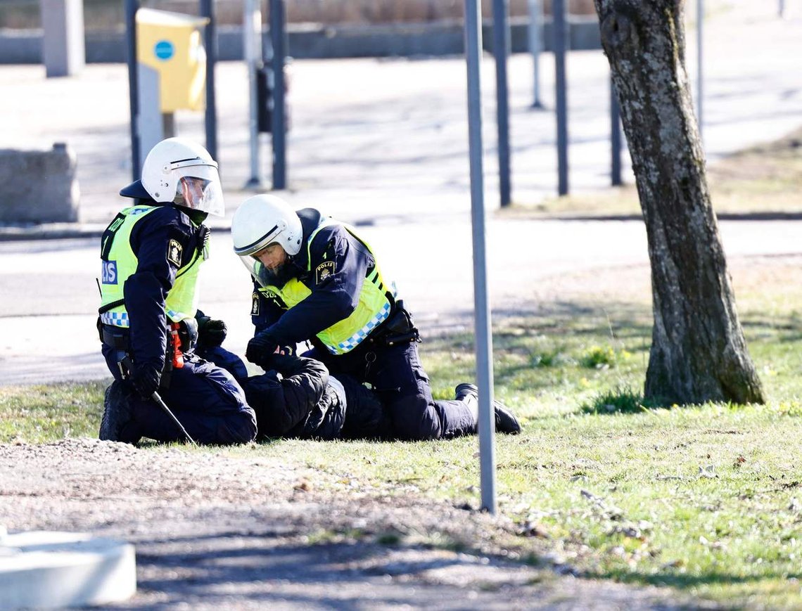 En person blir pågrepet i forbindelse med fredagens opptøyer i Norrköping. Ifølge politikilder er alle de pågrepne på fredag allerede sluppet fri. Foto: Stefan JERREVANG/ AFP/ NTB En person blir pågrepet i forbindelse med fredagens opptøyer i Norrköping. Ifølge politikilder er alle de pågrepne på fredag allerede sluppet fri. Foto: Stefan JERREVANG/ AFP/ NTB