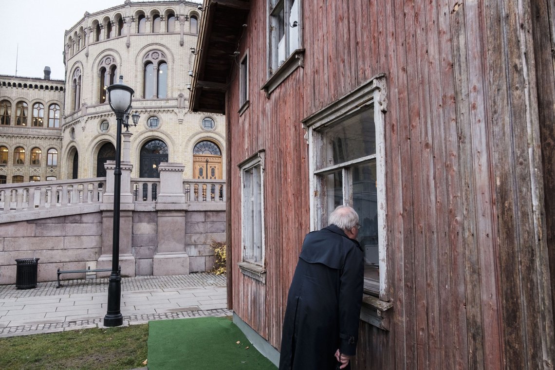 Oslo 20151106.
Marianne Heskes kunstverk "House of Commons" ble 21. oktober åpnet for publikum på Eidsvolls plass utenfor Stortinget i Oslo. Brann- og redningsetaten i Oslo valgte onsdag 4. november å stenge trehuset med hengelås på grunn av manglende brannsikkerhet.
Foto: Ole Gunnar Onsøien / NTB Oslo 20151106.
Marianne Heskes kunstverk "House of Commons" ble 21. oktober åpnet for publikum på Eidsvolls plass utenfor Stortinget i Oslo. Brann- og redningsetaten i Oslo valgte onsdag 4. november å stenge trehuset med hengelås på grunn av manglende brannsikkerhet.
Foto: Ole Gunnar Onsøien / NTB