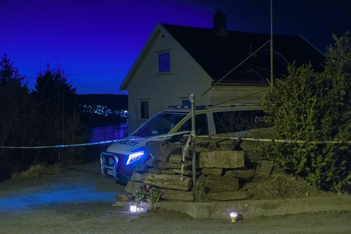 En politibil parkert bak sperringer ved huset på Søm i Kristiansand der to kvinner ble drept i slutten av mars. Foto: Tor Erik Schrøder, NTB. En politibil parkert bak sperringer ved huset på Søm i Kristiansand der to kvinner ble drept i slutten av mars. Foto: Tor Erik Schrøder, NTB.