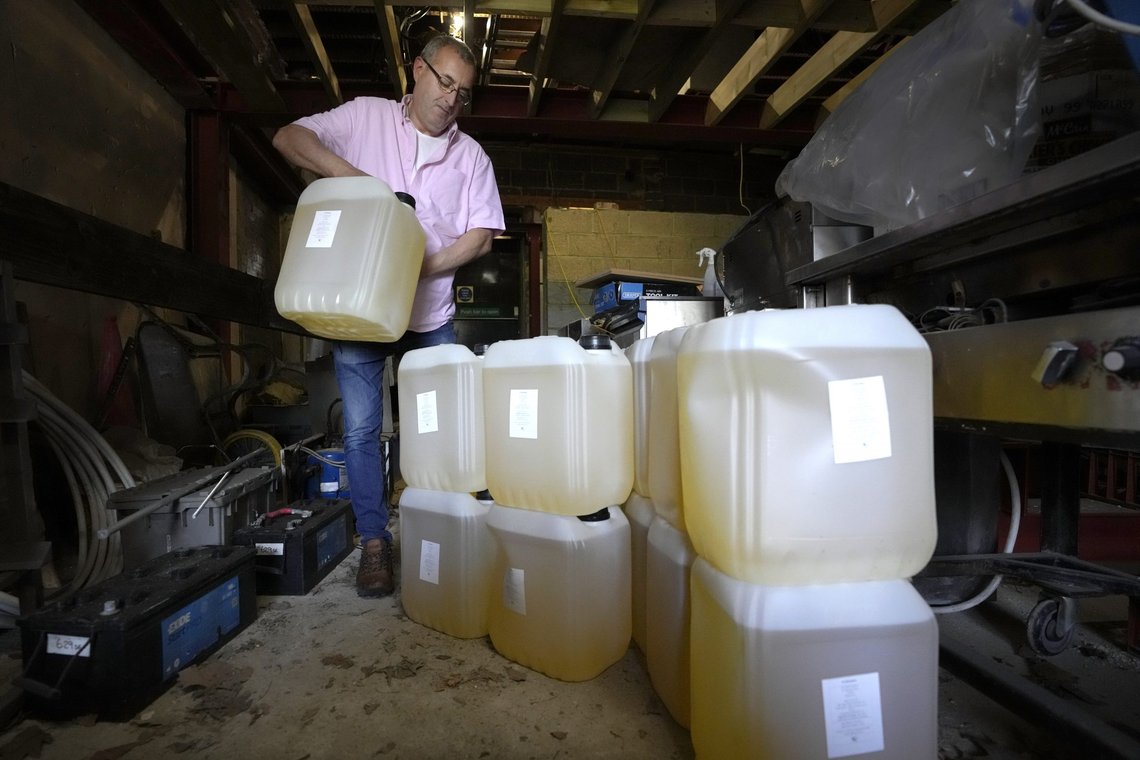 Harry Niazi carries a container of sunflower oil out of storage at Olleys Fish Experience in Herne Hill in London, Thursday, April 21, 2022. Global cooking oil prices have been rising since the COVID-19 pandemic began and Russia's war in Ukraine has sent costs spiralling. It is the latest fallout to the global food supply from the war, with Ukraine and Russia the world’s top exporters of sunflower oil. And it's another rising cost pinching households and businesses as inflation soars. (AP Photo/Kirsty Wigglesworth) Harry Niazi carries a container of sunflower oil out of storage at Olleys Fish Experience in Herne Hill in London, Thursday, April 21, 2022. Global cooking oil prices have been rising since the COVID-19 pandemic began and Russia's war in Ukraine has sent costs spiralling. It is the latest fallout to the global food supply from the war, with Ukraine and Russia the world’s top exporters of sunflower oil. And it's another rising cost pinching households and businesses as inflation soars. (AP Photo/Kirsty Wigglesworth)