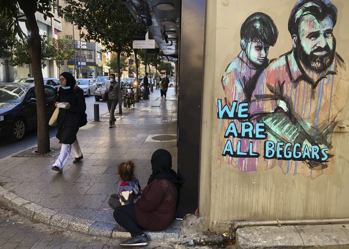 "Vi er alle tiggere", står det på veggen bak en tiggende mor med barn på Hamra i Beirut. Bildet er et illevarslende tegn på noe som også kan skje i Europa i nær fremtid. Foto: Hussein Malla / AP / NTB "Vi er alle tiggere", står det på veggen bak en tiggende mor med barn på Hamra i Beirut. Bildet er et illevarslende tegn på noe som også kan skje i Europa i nær fremtid. Foto: Hussein Malla / AP / NTB