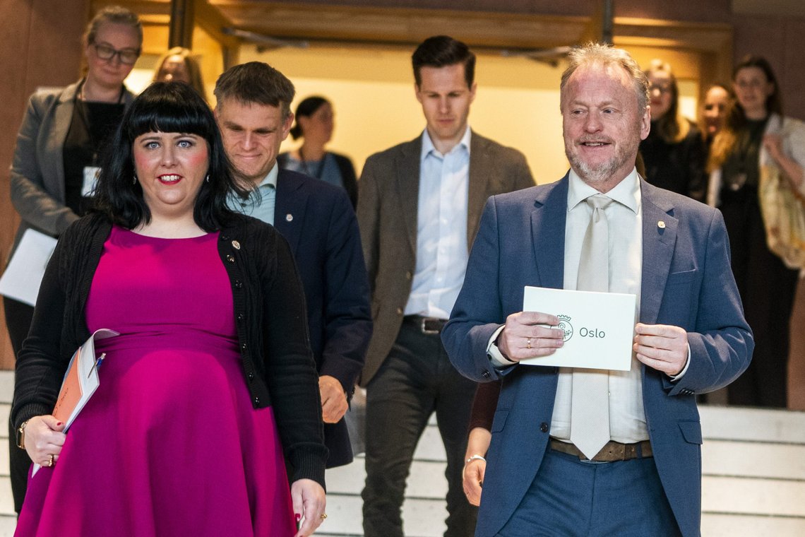 Oslo 20220322.
Byrådsleder i Oslo Raymond Johansen (foran t.h.) på vei til pressekonferanse om en stor transaksjon i energisektoren og karbonfangst på Klemetsrud. Byråd for næring og eierskap Victoria Marie Evensen (til venstre). Bak t.v. finansbyråd Einar Wilhelmsen (MDG) og helt bak Martin S. Lundby, visekonsernsjef og konserndirektør vekst og investeringer i Hafslund Eco .Fortum selger sin halvdel i Fortum Oslo Varme til Hafslund Eco, Infranode og HitecVision. De tre selskapene sier de vil bygge ut karbonfangst på Klemetsrud.
Foto: Terje Pedersen / NTB Oslo 20220322.
Byrådsleder i Oslo Raymond Johansen (foran t.h.) på vei til pressekonferanse om en stor transaksjon i energisektoren og karbonfangst på Klemetsrud. Byråd for næring og eierskap Victoria Marie Evensen (til venstre). Bak t.v. finansbyråd Einar Wilhelmsen (MDG) og helt bak Martin S. Lundby, visekonsernsjef og konserndirektør vekst og investeringer i Hafslund Eco .Fortum selger sin halvdel i Fortum Oslo Varme til Hafslund Eco, Infranode og HitecVision. De tre selskapene sier de vil bygge ut karbonfangst på Klemetsrud.
Foto: Terje Pedersen / NTB