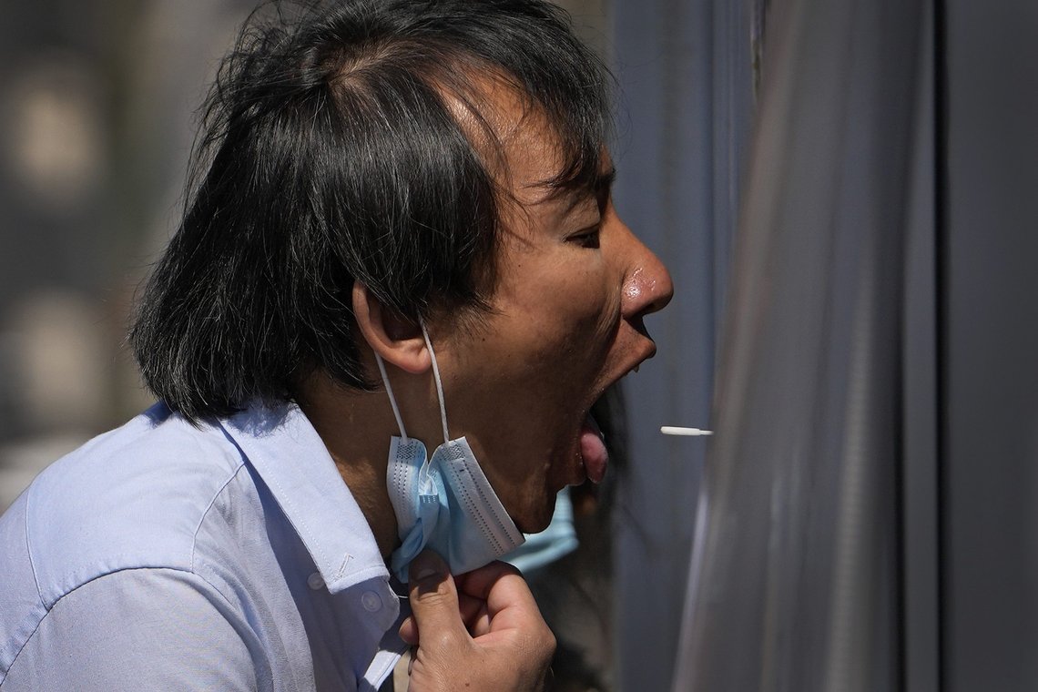 En arbeider testes i Shanghai. Foto: Andy Wong / AP / NTB En arbeider testes i Shanghai. Foto: Andy Wong / AP / NTB