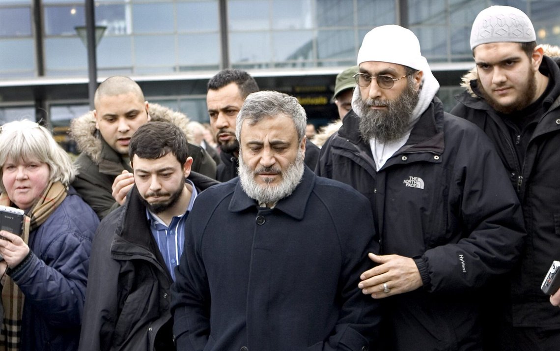 Imamene vender tilbake fra Midtøsten. Akkari skulle senere avsløre hvordan de hisset opp regionen med falske anklagaer. Billedtekst: KØBENHAVN, DANMARK 20060327:
Arkivbilde av imamene Ahmed Akkari (nr 3 fra venstre) og Abu Laban (nr 3 fra høyre) som omgitt av sikkerhetsvakter forlater Kastrup flyplass i København etter å kommet tilbake fra en reise til Bahrein hvor de hadde diskutert Mohammed-tegningene med andre imamer.
Arkivfoto Keld Navntoft / SCANPIX Imamene vender tilbake fra Midtøsten. Akkari skulle senere avsløre hvordan de hisset opp regionen med falske anklagaer. Billedtekst: KØBENHAVN, DANMARK 20060327:
Arkivbilde av imamene Ahmed Akkari (nr 3 fra venstre) og Abu Laban (nr 3 fra høyre) som omgitt av sikkerhetsvakter forlater Kastrup flyplass i København etter å kommet tilbake fra en reise til Bahrein hvor de hadde diskutert Mohammed-tegningene med andre imamer.
Arkivfoto Keld Navntoft / SCANPIX