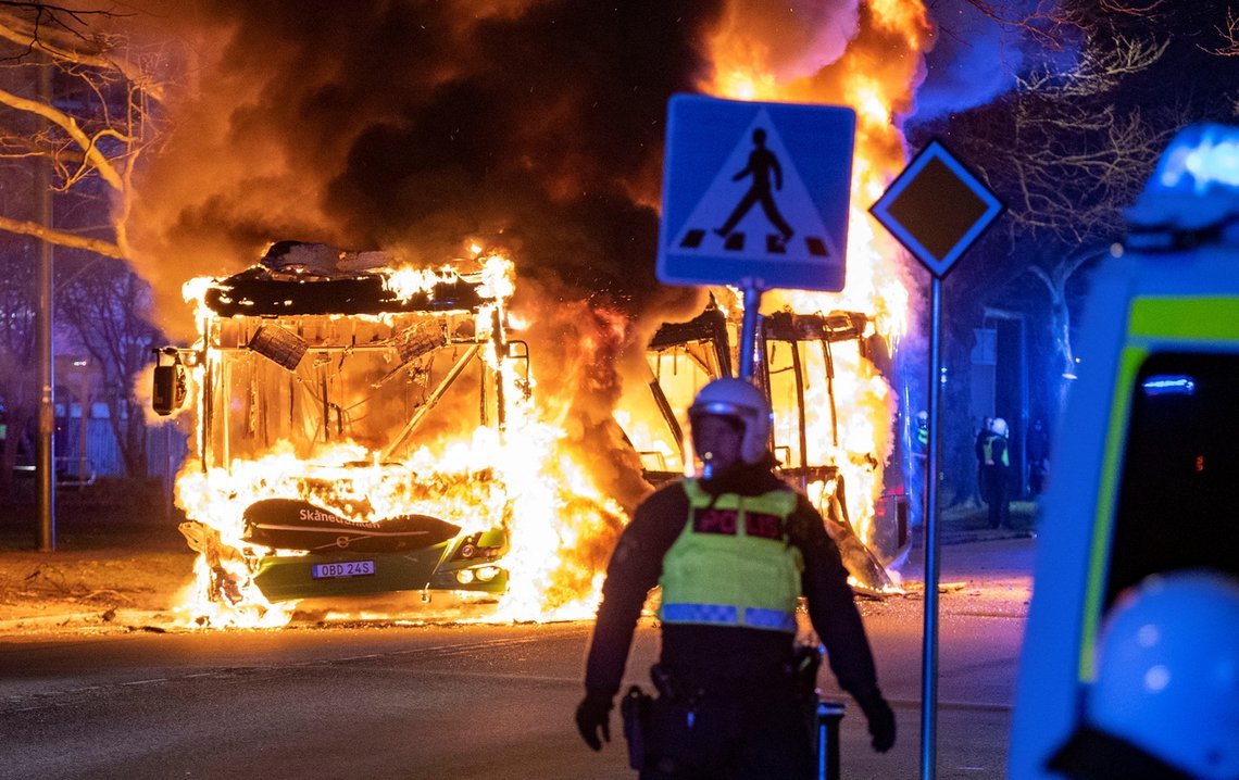 Denne bussen ble angrepet med Molotov-cocktails. Passasjerene måtte rømme for livet. Rosengård, Malmö, 16. april 2022. Foto: Johan Nilsson /TT /Reuters /NTB Denne bussen ble angrepet med Molotov-cocktails. Passasjerene måtte rømme for livet. Rosengård, Malmö, 16. april 2022. Foto: Johan Nilsson /TT /Reuters /NTB