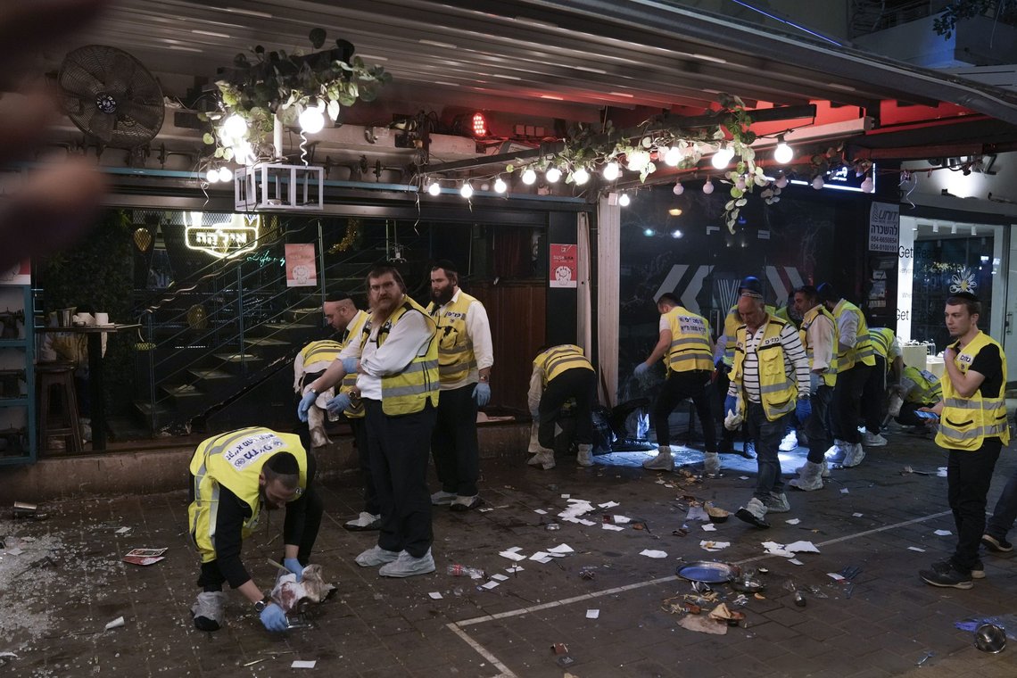Skytingen skjedde mot en pub i sentrum av Tel Aviv torsdag kveld. Foto: Ariel Schalit / AP / NTB Skytingen skjedde mot en pub i sentrum av Tel Aviv torsdag kveld. Foto: Ariel Schalit / AP / NTB