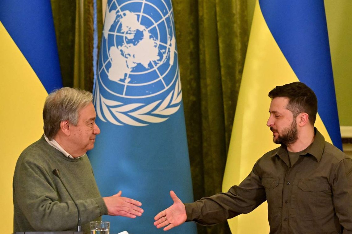 FNs generalsekretær er på besøk i Ukrainas hovedstad. Samtidig er byen utsatt for et angrep fra russiske styrker. Foto: ergei SUPINSKY/ AFP/ NTB FNs generalsekretær er på besøk i Ukrainas hovedstad. Samtidig er byen utsatt for et angrep fra russiske styrker. Foto: ergei SUPINSKY/ AFP/ NTB