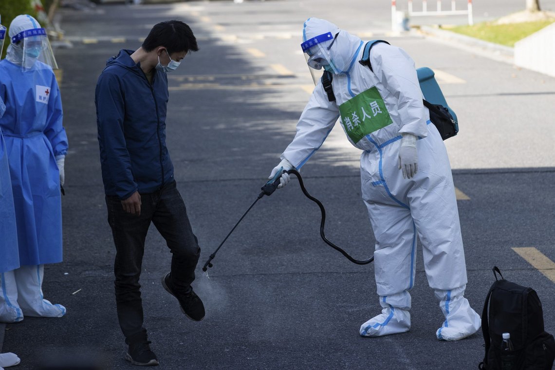 En innbygger blir desinfisert på gata Foto: Jin Liwang / Xinhua via AP / NTB En innbygger blir desinfisert på gata Foto: Jin Liwang / Xinhua via AP / NTB