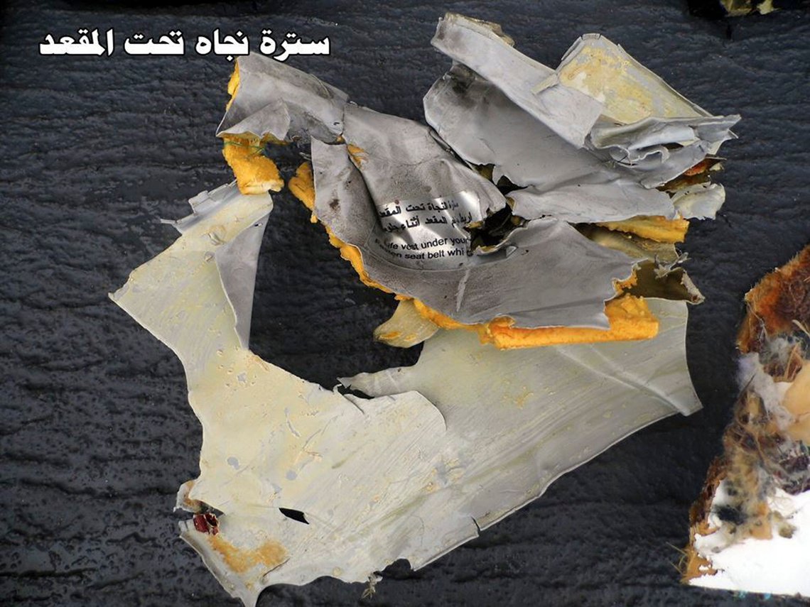 --, Egypt 20160521.
This picture posted Saturday, May 21, 2016, on the official Facebook page of the Egyptian Armed Forces spokesman shows a life vest from EgyptAir flight 804. Search crews found floating human remains, luggage and seats from the doomed EgyptAir jetliner Friday but face a potentially more complex task in locating bigger pieces of wreckage and the black boxes vital to determining why the plane plunged into the Mediterranean. Arabic reads: ì Under the seat life vestÆ®. (Egyptian Armed Forces via AP)
Foto: Uncredited / NTB --, Egypt 20160521.
This picture posted Saturday, May 21, 2016, on the official Facebook page of the Egyptian Armed Forces spokesman shows a life vest from EgyptAir flight 804. Search crews found floating human remains, luggage and seats from the doomed EgyptAir jetliner Friday but face a potentially more complex task in locating bigger pieces of wreckage and the black boxes vital to determining why the plane plunged into the Mediterranean. Arabic reads: ì Under the seat life vestÆ®. (Egyptian Armed Forces via AP)
Foto: Uncredited / NTB