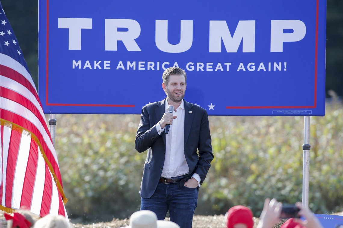 Donald Trumps sønn nr. to sier det ikke lenger finnes noen rettferdighet innenfor hovedstrømsmediene. Her taler han under sin fars valgkamp i 2020. Foto: Nell Redmond/AP/NTB Donald Trumps sønn nr. to sier det ikke lenger finnes noen rettferdighet innenfor hovedstrømsmediene. Her taler han under sin fars valgkamp i 2020. Foto: Nell Redmond/AP/NTB