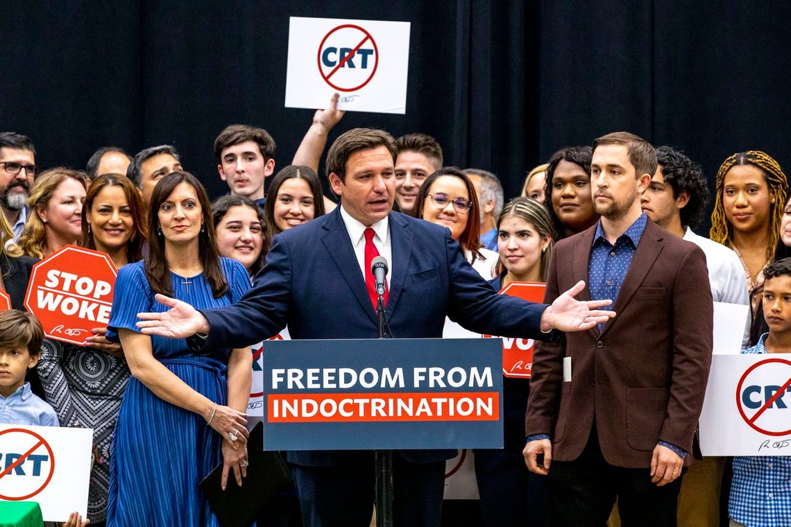 Floridas guvernør Ron DeSantis har stor støtte i sin kamp mot woke og kritisk raseteori. Disney protesterte, og resultatet er kraftig fall i selskapets aksjeverdi. Foto: Daniel A. Varela/ Miami Herald/ AP/ NTB Floridas guvernør Ron DeSantis har stor støtte i sin kamp mot woke og kritisk raseteori. Disney protesterte, og resultatet er kraftig fall i selskapets aksjeverdi. Foto: Daniel A. Varela/ Miami Herald/ AP/ NTB