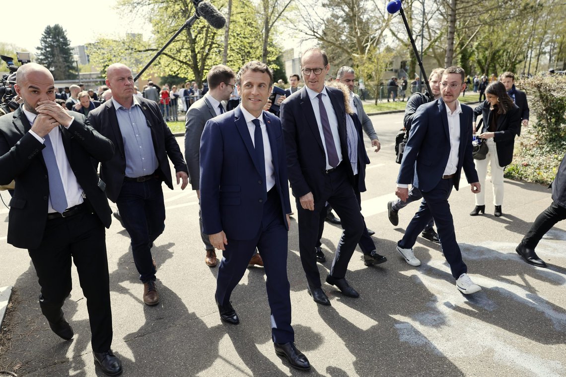 Emmanuel Macron omgitt av sikkerhetsvakter på vei til et senter for fysisk rehabilitering under pågående valgkamp. Foto: Jean-Francois Badias/AP/NTB Emmanuel Macron omgitt av sikkerhetsvakter på vei til et senter for fysisk rehabilitering under pågående valgkamp. Foto: Jean-Francois Badias/AP/NTB