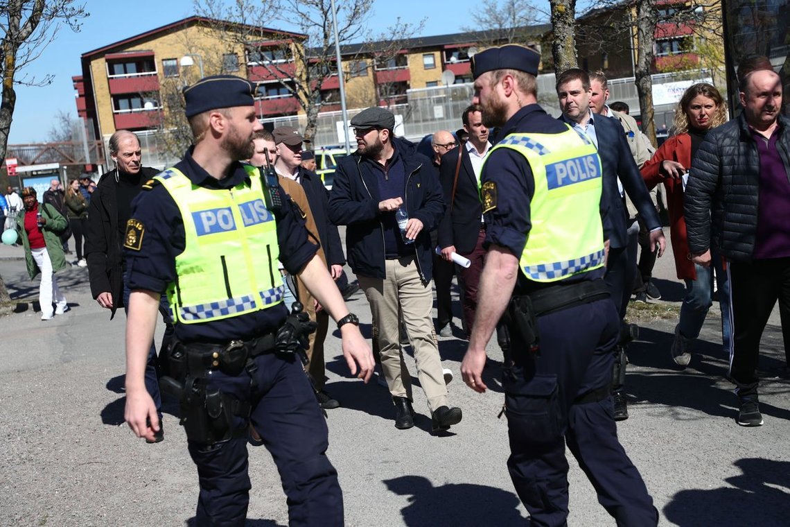 Jimmie Åkesson med politibeskyttelse under besøket i Skäggetorp. Foto: Jeppe Gustafsson/ Shutterstock/ NTB Jimmie Åkesson med politibeskyttelse under besøket i Skäggetorp. Foto: Jeppe Gustafsson/ Shutterstock/ NTB