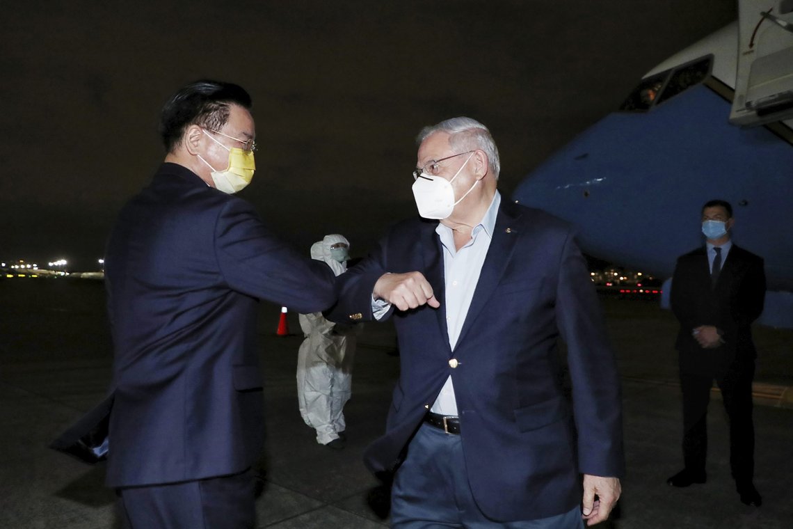 Taiwans utenriksminister Joseph Wu (t.v.) hilser på senator Bob Menendez da sistnevnte landet i Taiwans hovedstad Taipei torsdag. Foto: Taiwans utenriksdepartement / AP / NTB Taiwans utenriksminister Joseph Wu (t.v.) hilser på senator Bob Menendez da sistnevnte landet i Taiwans hovedstad Taipei torsdag. Foto: Taiwans utenriksdepartement / AP / NTB