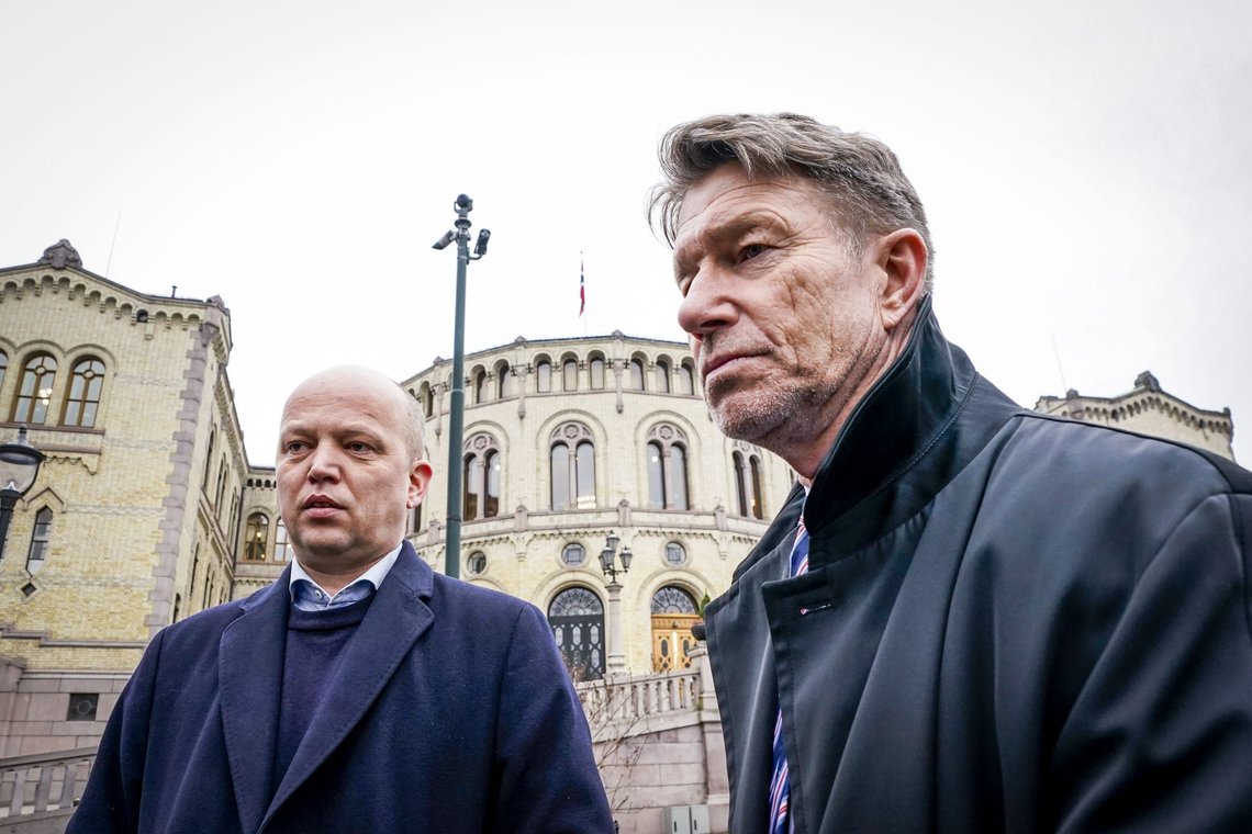 Oslo 20220310
Finansminister Trygve Slagsvold Vedum og olje- og energiminister Terje Lien Aasland er enige om å forlenge strømstøtten for husholdninger med ett år, slik at ordningen gjelder ut mars 2023.
Foto: Lise Åserud / NTB Oslo 20220310
Finansminister Trygve Slagsvold Vedum og olje- og energiminister Terje Lien Aasland er enige om å forlenge strømstøtten for husholdninger med ett år, slik at ordningen gjelder ut mars 2023.
Foto: Lise Åserud / NTB