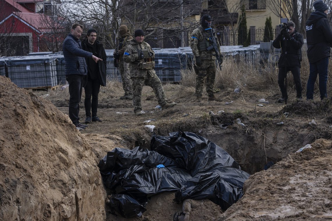 Massegraver som ble oppdaget i Butsja har vakt sterke reaksjoner i EU og kan nå føre til ytterligere sanksjoner mot Russland. Foto: Rodrigo Abd / AP / NTB Massegraver som ble oppdaget i Butsja har vakt sterke reaksjoner i EU og kan nå føre til ytterligere sanksjoner mot Russland. Foto: Rodrigo Abd / AP / NTB
