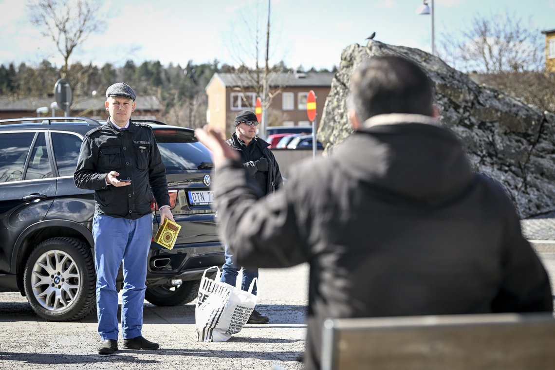 Rasmus Paludan i Stockholm-forstaden Rinkeby, hvor han hadde fått tillatelse til en samling langfredag.
Foto: Henrik Montgomery / TT / NTB Rasmus Paludan i Stockholm-forstaden Rinkeby, hvor han hadde fått tillatelse til en samling langfredag.
Foto: Henrik Montgomery / TT / NTB