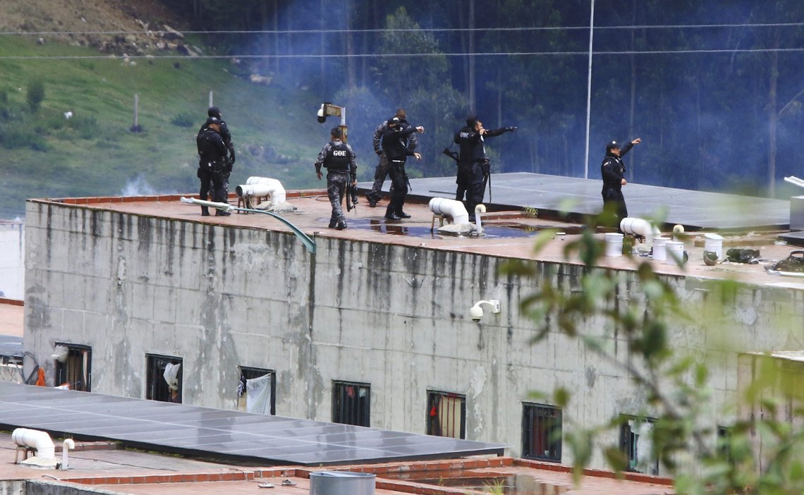 Politiet inntar posisjoner på taket av Turi-fengsel etter et dødelig opprør i Cuenca, Ecuador, søndag 3. april 2022. Foto: Marcelo Suquilanda/AP/NTB Politiet inntar posisjoner på taket av Turi-fengsel etter et dødelig opprør i Cuenca, Ecuador, søndag 3. april 2022. Foto: Marcelo Suquilanda/AP/NTB