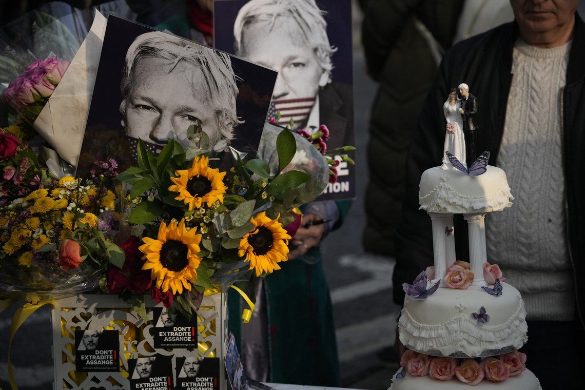 Julian Assange og Stella Moris giftet seg onsdag 23. mars. Seremonien måtte holdes i fengselet der Assange nå har sittet i tre år i påvente at av britiske myndigheter skal avgjøre USAs krav om å få ham utlevert. Foto: Matt Dunham / AP / NTB Julian Assange og Stella Moris giftet seg onsdag 23. mars. Seremonien måtte holdes i fengselet der Assange nå har sittet i tre år i påvente at av britiske myndigheter skal avgjøre USAs krav om å få ham utlevert. Foto: Matt Dunham / AP / NTB
