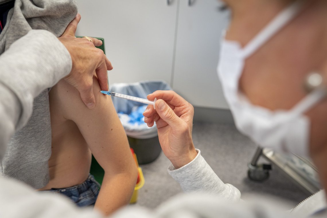 Unge menn er mer utsatte for hjertemuskelbetennelse (myokarditt) etter andre dose med mRNA-vaksiner mot koronaviruset. Illustrasjonsfoto: Heiko Junge / NTB Unge menn er mer utsatte for hjertemuskelbetennelse (myokarditt) etter andre dose med mRNA-vaksiner mot koronaviruset. Illustrasjonsfoto: Heiko Junge / NTB