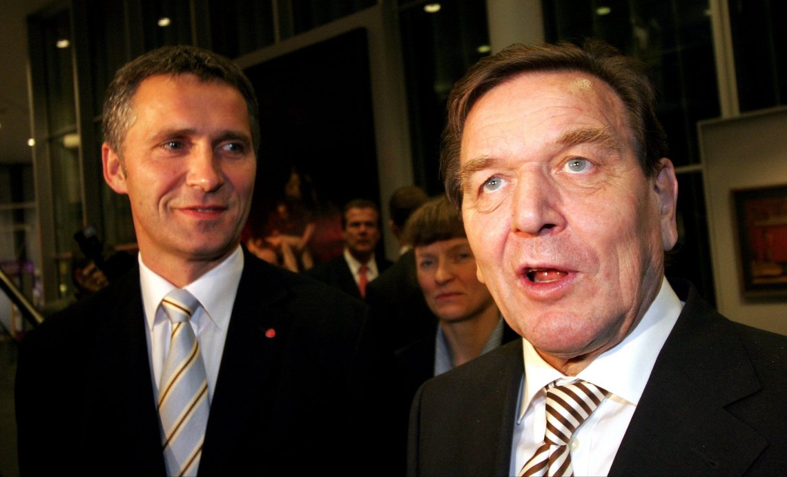 Tidligere statsminister Jens Stoltenberg, nåværende generalsekretær i Nato (t.v.) og Tysklands tidligere forbundskansler, Gerhard Schröder, på norgesbesøk i 2005. Foto: Jarl Fr. Erichsen / NTB . Tidligere statsminister Jens Stoltenberg, nåværende generalsekretær i Nato (t.v.) og Tysklands tidligere forbundskansler, Gerhard Schröder, på norgesbesøk i 2005. Foto: Jarl Fr. Erichsen / NTB .