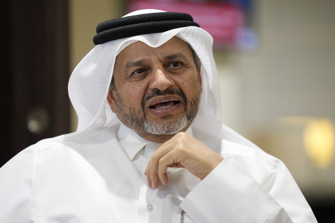 Politimester Abdulaziz Abdullah Al Ansari sier at regnbueflagg vil bli fratatt fotballsupportere for å beskytte dem om de ønsker å markere homofiles rettigheter. Foto: Darko Bandic/AP/NTB Politimester Abdulaziz Abdullah Al Ansari sier at regnbueflagg vil bli fratatt fotballsupportere for å beskytte dem om de ønsker å markere homofiles rettigheter. Foto: Darko Bandic/AP/NTB