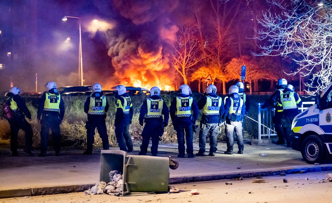 Rosengård, Sverige. Ser ut som en krigssone, men det er bare ungdommer som er provoserte. Foto: Johan Nilsson/TT / NTB Rosengård, Sverige. Ser ut som en krigssone, men det er bare ungdommer som er provoserte. Foto: Johan Nilsson/TT / NTB