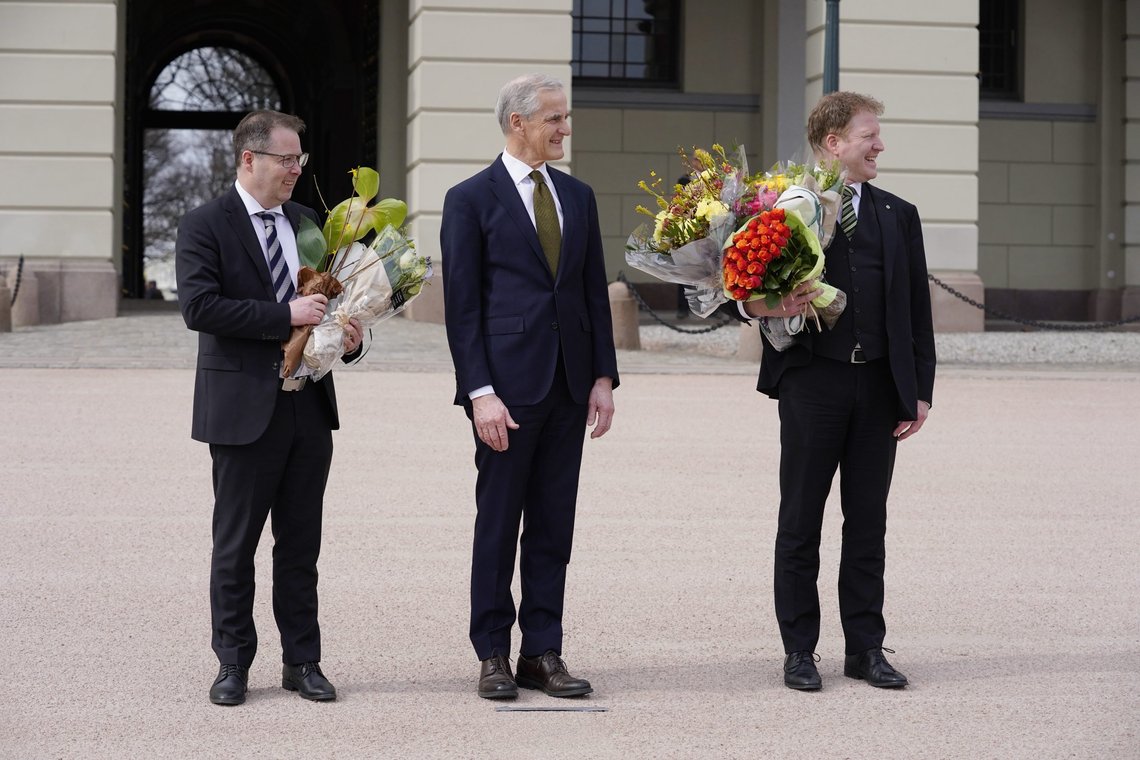Det var mange som hadde samlet seg på Slottsplassen onsdag ettermiddag. Her har Gram og Gjelsvik mottatt blomster, tradisjonen tro. Foto: Lise Åserud / NTB Det var mange som hadde samlet seg på Slottsplassen onsdag ettermiddag. Her har Gram og Gjelsvik mottatt blomster, tradisjonen tro. Foto: Lise Åserud / NTB