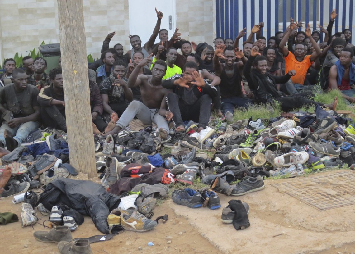 En gruppe migranter feirer etter å ha klatret over gjerdene som skiller Melilla fra Marokko. Migranter øver et jevnt press på grensene mellom Melilla og Ceuta og Marokko. Foto: Europa Press / AP / NTB En gruppe migranter feirer etter å ha klatret over gjerdene som skiller Melilla fra Marokko. Migranter øver et jevnt press på grensene mellom Melilla og Ceuta og Marokko. Foto: Europa Press / AP / NTB